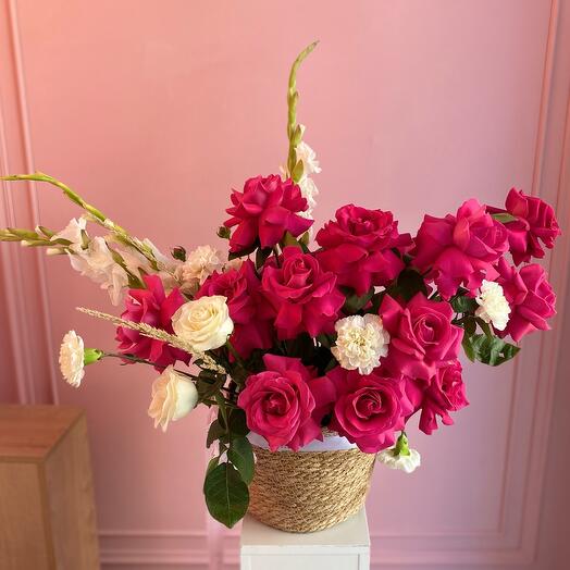 Яркая композиция в кашпо