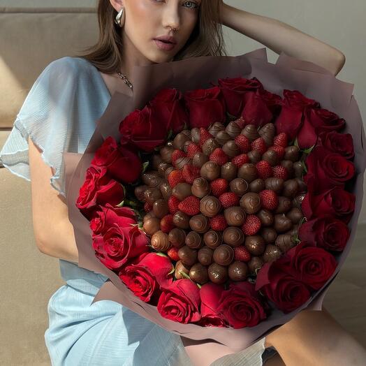 Клубничный букет с красными розами 78