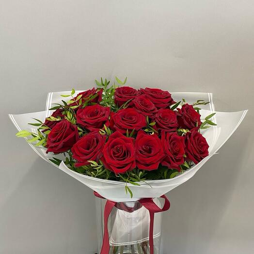 15 красных роз с фисташкой в упаковке