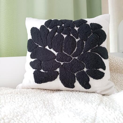 Подушка ручной работы "Чёрный пион"🩶