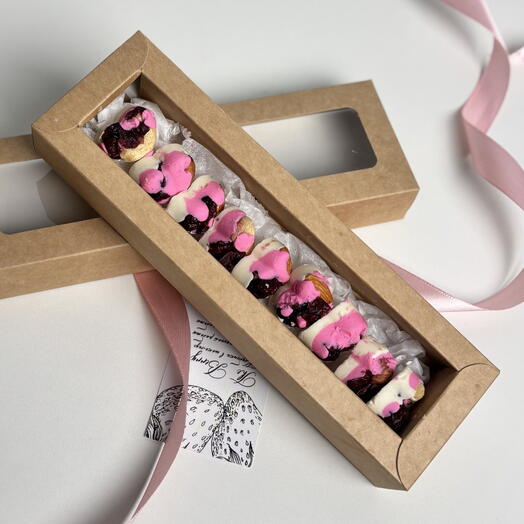 Белый шоколад с вишней и орехами ручной работы