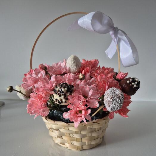 Композиция из клубники в шоколаде и розовой хризантемы "Грёзы"