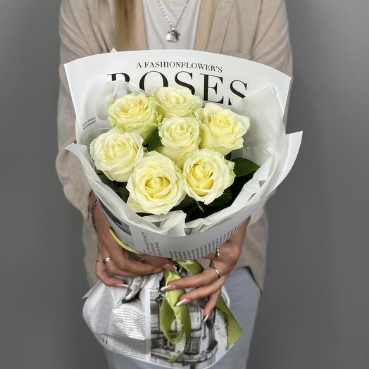 Моно букет комплимент из 7 белых ароматных роз