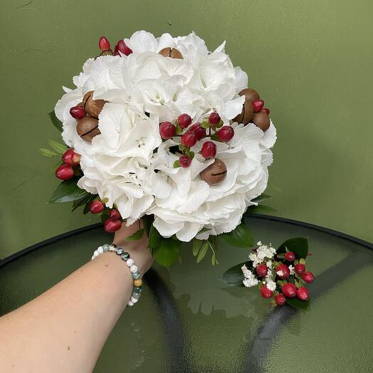 Букет из белой гортензии, рускуса, гепирикума, белой гипсофилы и орехами "Макадамия" в скорлупе и декоративной зеленью