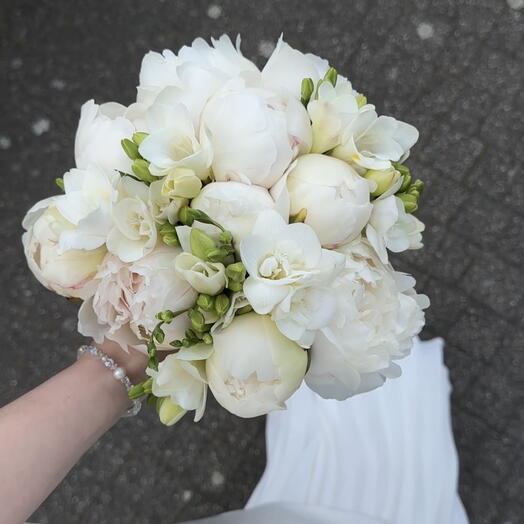 Buquê de casamento com peônias e frésias