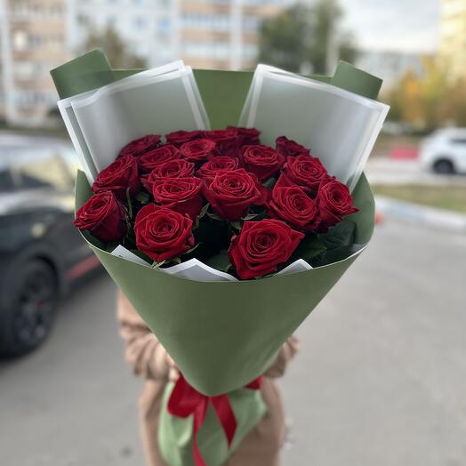 Красные розы . Букет роз 19 роз