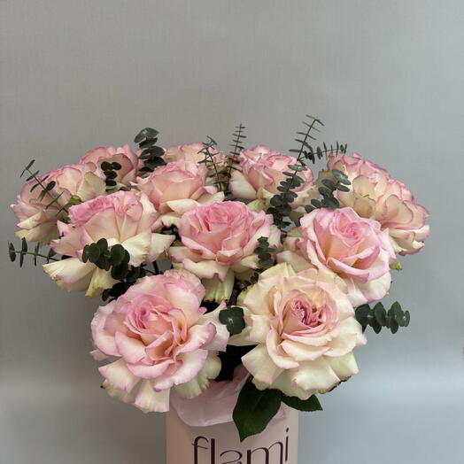 Французские розовые  розы в коробке