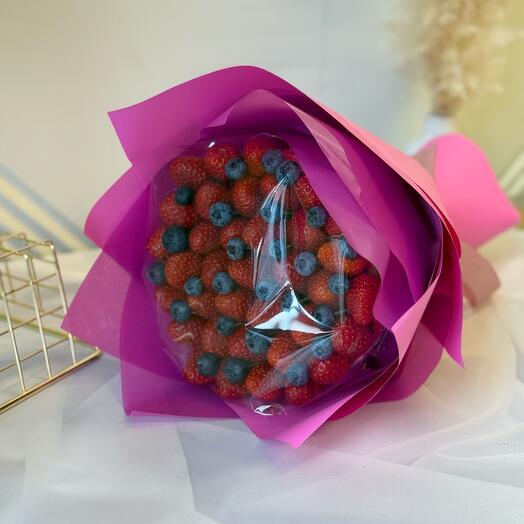 Букет из клубники и голубики на день рождения