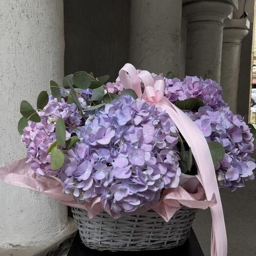 Корзина с гортензиями