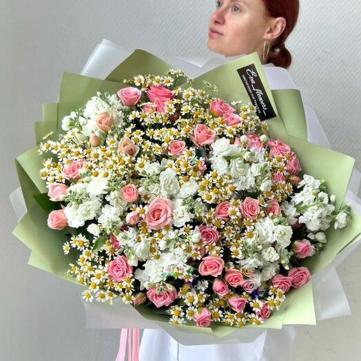 Букет ромашек , розовых роз и ароматных маттиол