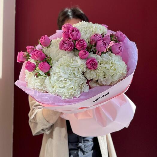 Букет "Гортензии и кустовые розы"