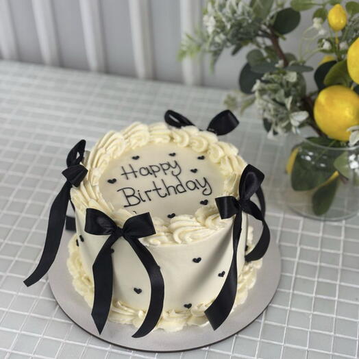 Торт на 1,5кг на день рождения с ламбетом и черными бантами