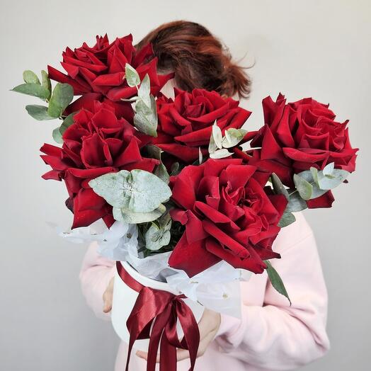 Ажурные красные розы в коробке