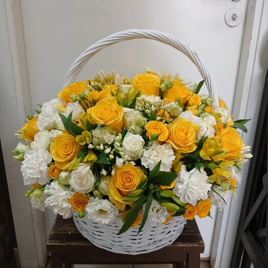Большая корзина с розами