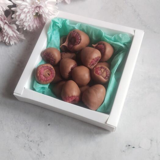 Малина в молочном шоколаде