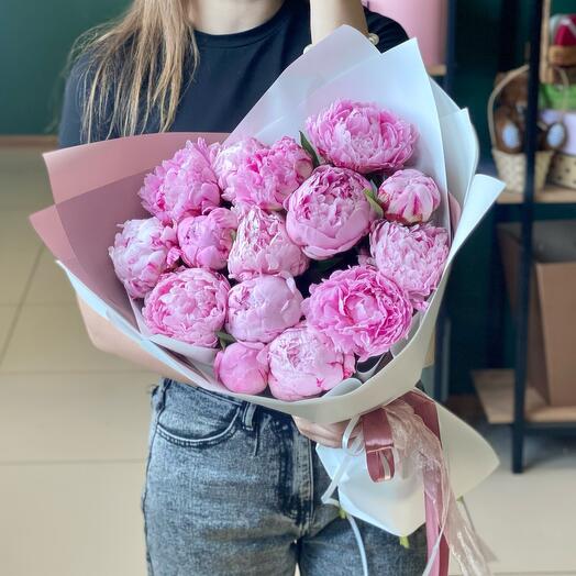 «Любимой» 15 розовых пионов