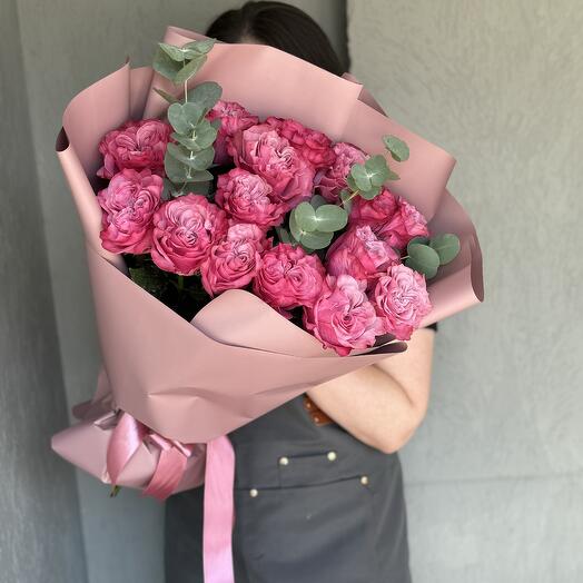 Пионовидные розы кантри блюз (Эквадор). 15 штук с эвкалиптом