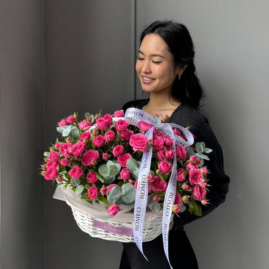 Милая корзинка из кустовых роз