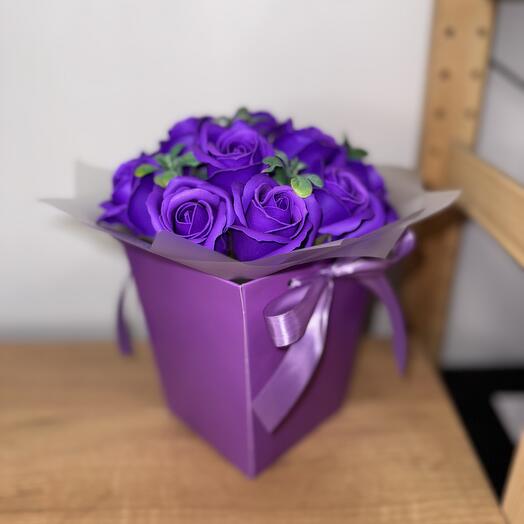 Букет из фиолетовых мыльных роз