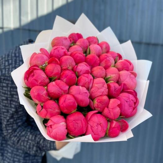 Яркие пионы в букете 37 шт