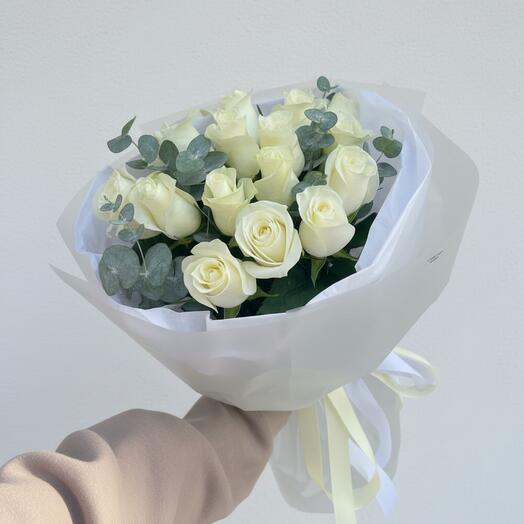 Букет белых роз с эвкалиптом