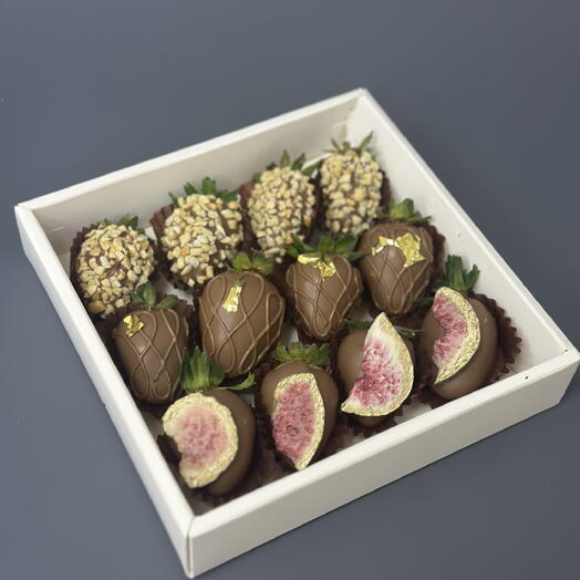 Набор клубника в шоколаде с инжиром и арахисом 12 шт
