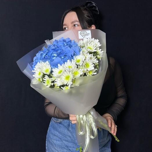 Букет с гортензией «морская пена»