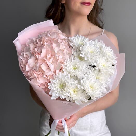 Нежный букет розовая гортензия и хризантема