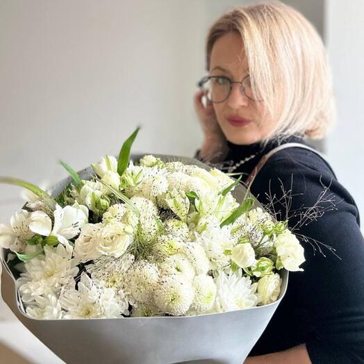 Букет из белых цветов, пионовидная кустовая роза, кустовая хризантема, белая альстромерия