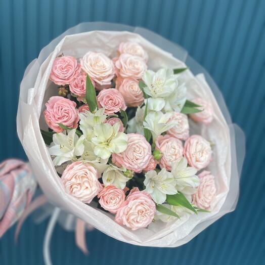 Стойкий Букет из кустовых роз и альстромерий