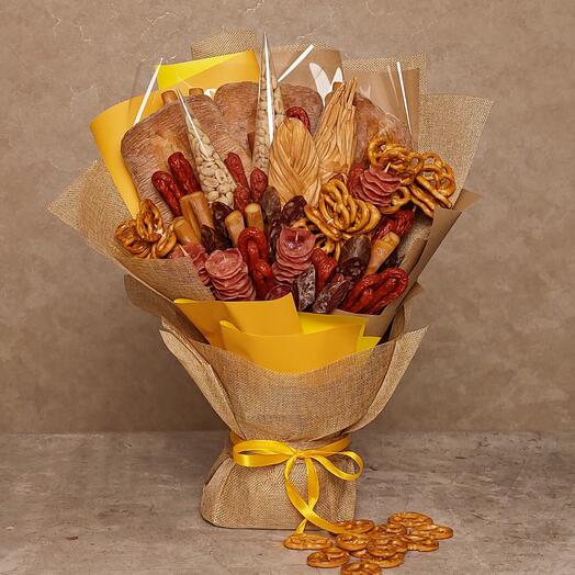 Мужской букет с копченым сыром, колбасами и чиабаттой "Итальянский карнавал"