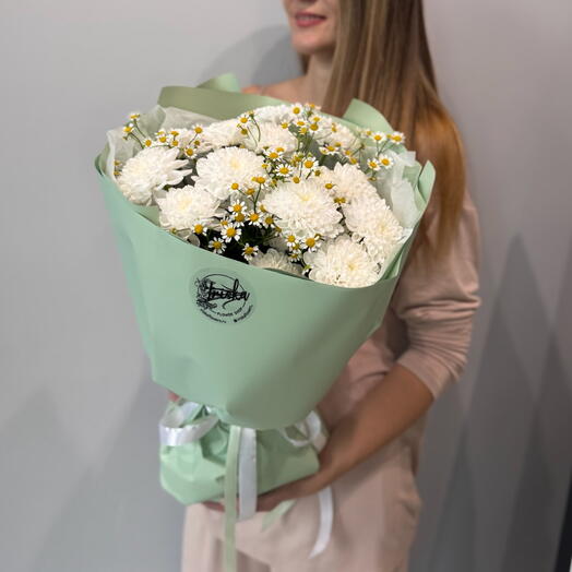 Букет из хризантем и ромашек