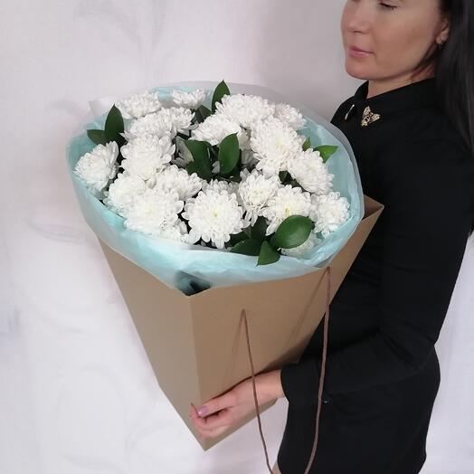 🤍Букет "PERVOЦВЕТ" из 5 кустовых хризантем с веточками рускуса в стильном оформлении