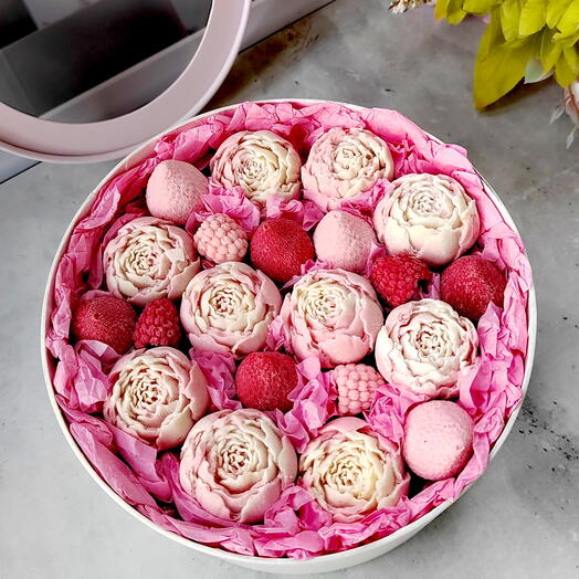 Шоколадные пионы с малиной и клубникой в шляпной коробке