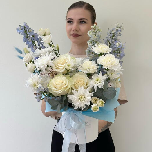 Цветы в коробке с Дельфиниум