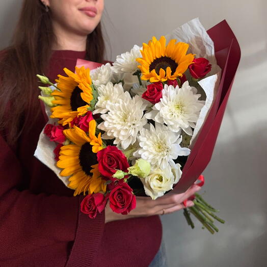 Осенний букет. Подсолнухи, красные кустовые розы и хризантемы