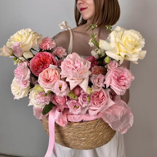 Роскошная корзина с цветами в розовых оттенках