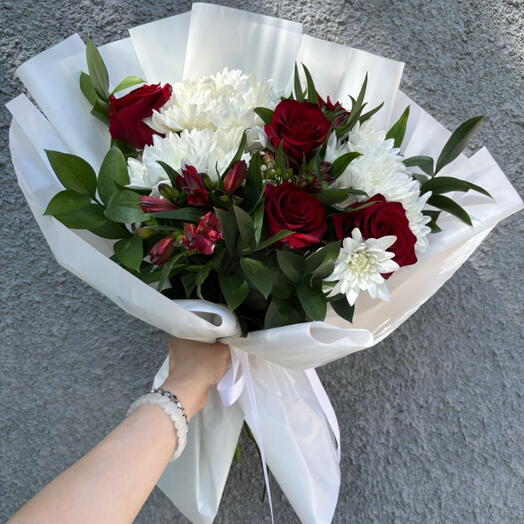 Яркий букет в красно белых тонах ♥️