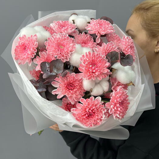 «Вишня»🍒 — стильный букет с розовыми хризантемами и воздушным хлопком