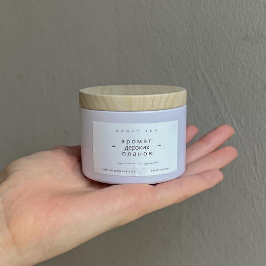 Свеча в жестяной банке светлая