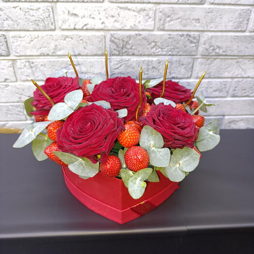 Сердце из роз и клубники