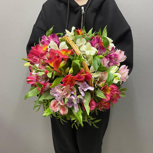 Корзинка с альстромерией и фисташкой