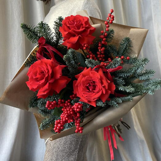 Зимний букет из нобилиса, роз и илекса