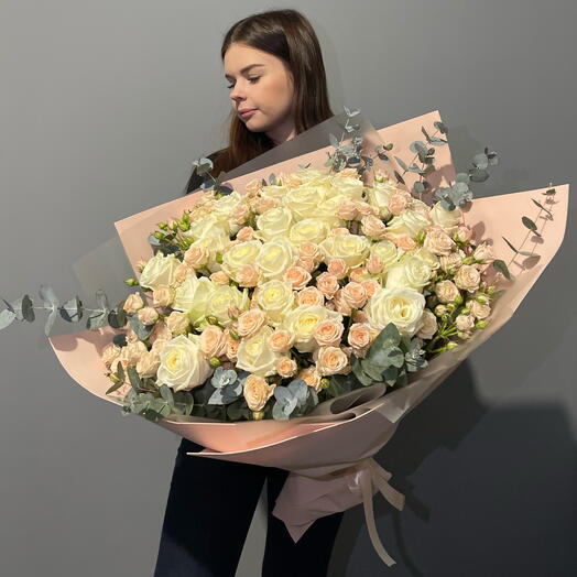 Букет нежный из одноголовых и кустовых роз
