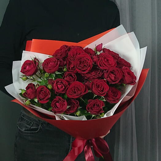Букет из 5ти красных кустовых роз 🌹