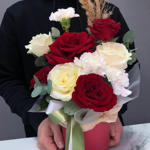 Цветы в коробке букет красные и белые розы на подарок день рождения