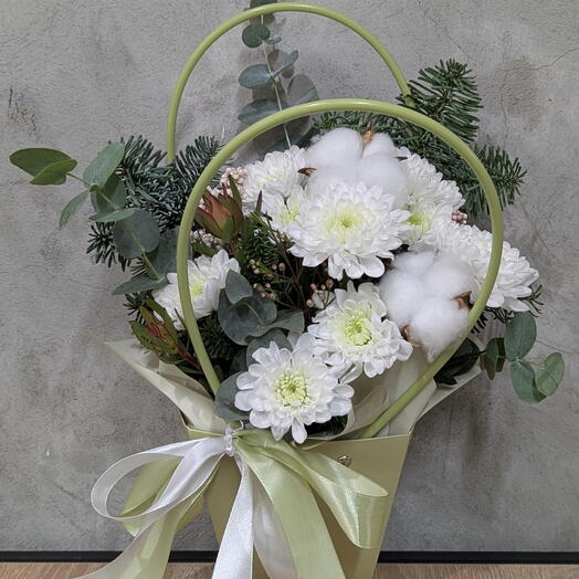 Зимний букет или композиция в сумочке с ёлкой (нобилисом), хризантемой, хлопком, эвкалиптом