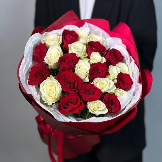 Дуобукет GF из 25 белых и красных роз
