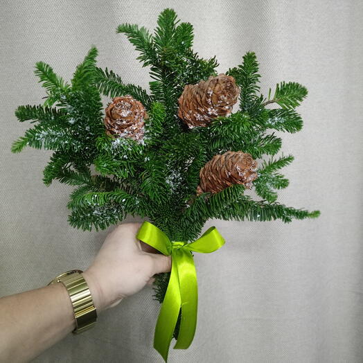 Букет из нобилис с кедровыми шишками