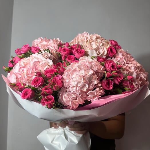 Гортензии с кустовыми розами